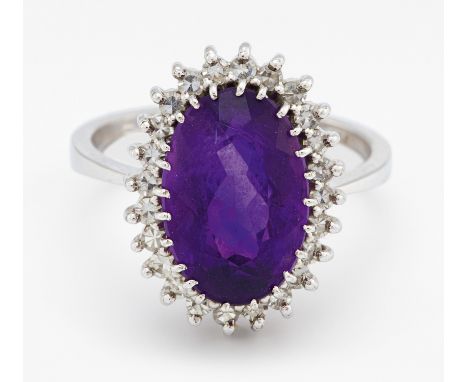 AMETHYST-DIAMANT-RING. Deutschland. 750/- Weißgold, Punze, Gesamtgewicht: ca. 7,0 g. EU-RM: 56. 24 kleine Brillanten. 1 ovale