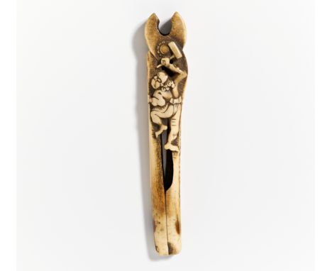 KISERUZUTSU: LARGE PINCERS WITH ONI WITH SLEDGE.  Japan. 19th c.  Stag antler, carved and with relief. Denoted: Kokusai. L.20
