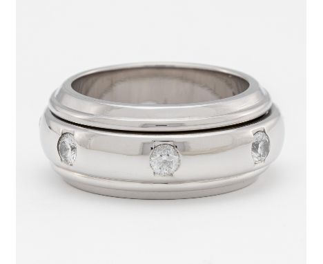 DIAMANT-RING. Deutschland. Um 2000. 750/- Weißgold, Punze, Gesamtgewicht: ca. 23,5 g. EU-RM: 58. 7 Brillanten Ø 3,1 mm, gute 