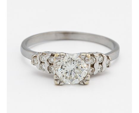 SOLITAIRE-RING. Deutschland. 585/- Weißgold, Punze, Gesamtgewicht: ca. 3,0 g. EU-RM: 54,5. 1 Brillant ca. 0,8 ct., P1/I-J, 10