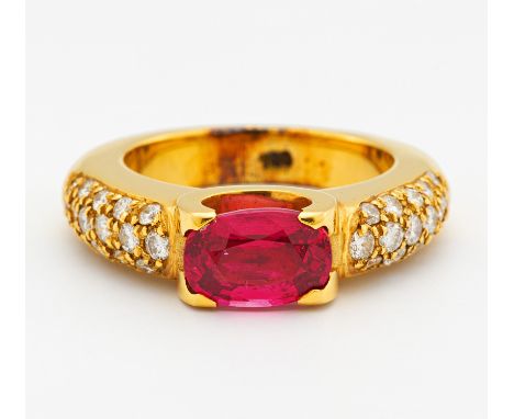 FABSTEIN-DIAMANT-RING. 750/- Gelbgold, Punze, Gesamtgewicht: ca. 12,0 g. EU-RM: 54. Ca. 32 kleine Brillanten, 1 ovaler, facet