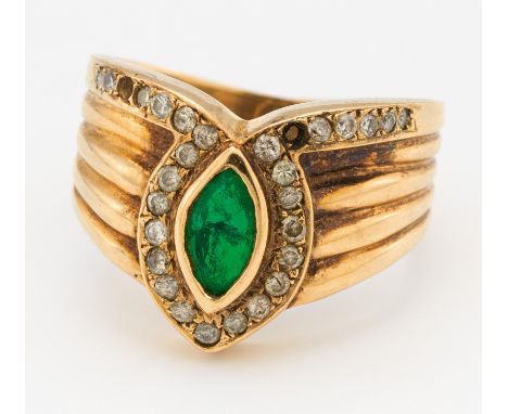 SMARAGD-DIAMANT-RING. Deutschland. 585/- Gelbgold, Punze, Gesamtgewicht: ca. 5,0 g. EU-RM: 49. 27 kleine Diamanten. 1 Smaragd
