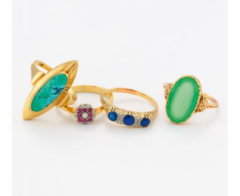 KONVOLUT: VIER RINGE. 585/- Gelbgold-/ Weißgold, Punze, Gesamtgewicht: ca. 14,5 g. EU-RM: 57, 60. 5 winzige Diamanten. 3 rund