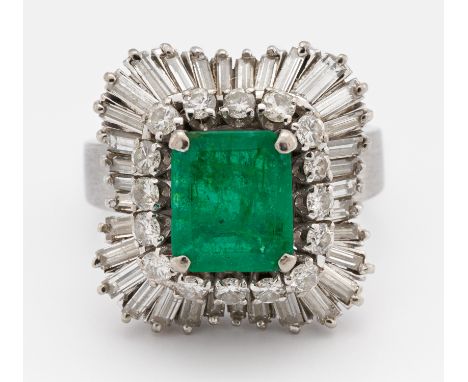 SMARAGD-DIAMANT-RING. 585/- Weißgold, Punze, Gesamtgewicht: ca. 8,0 g. EU-RM: 47. 34 Diamanten im Baguette-Schliff zus. ca. 1