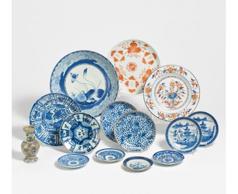 THIRTEEN DISHES AND A SMALL VASE.  China/Japan. 16th-20th c.  Porcelain, underglaze blue, a few with gold iron red enamel. Di