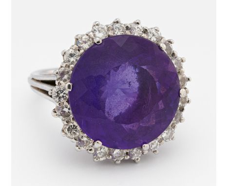 DIAMANT-AMETHYST-RING. Deutschland. 585/- Weißgold, getestet, Gesamtgewicht: ca. 9,0 g. EU-RM: 50. 21 Brillanten zus. ca. 0,6