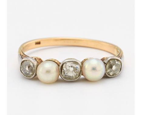 PERL-DIAMANT-RING. Deutschland. Um 1900. 585/- Gelbgold, Punze, Gesamtgewicht: ca. 2,5 g. EU-RM: 57. 3 Diamanten im Alt-Schli