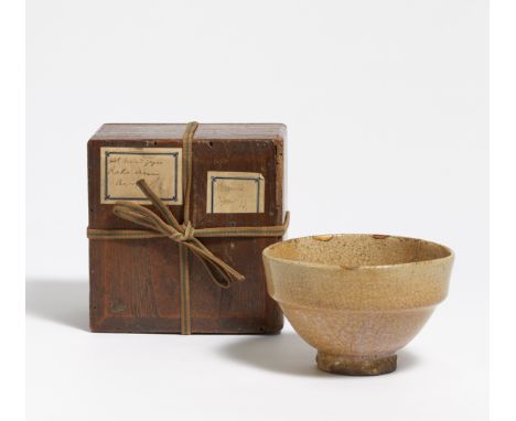 TEA BOWL (CHAWAN) WITH RICE STRAW ASH GLAZE.  Japan. 19th c. Seto.  Light-colored stoneware with yellowish, transparent, shin