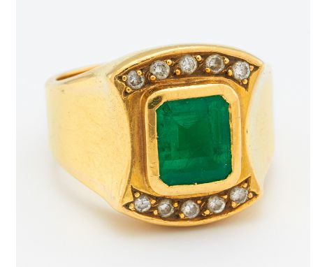SMARAGD-DIAMANT-RING. Deutschland. Um 1980. 750/- Gelbgold, Punze, Gesamtgewicht: ca. 10,5 g. EU-RM: 55. 10 kleine Brillanten