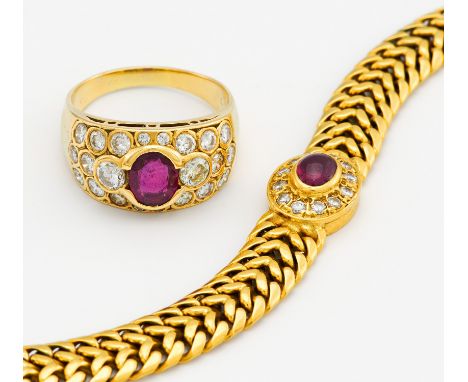 KONVOLUT: RUBIN-DIAMANT-RING UND ARMBAND. 750/- Gelbgold, Punze, getestet, Gesamtgewicht: ca. 31,5 g. EU-RM: 53. Länge 19,5 c