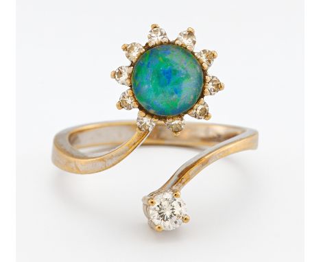 OPAL-DIAMANT-RING. 750/- Weißgold, Punze, Gesamtgewicht: ca. 5,5 g. EU-RM: 56. 1 Brillant ca. 0,2 ct., 10 kleine Brillanten. 