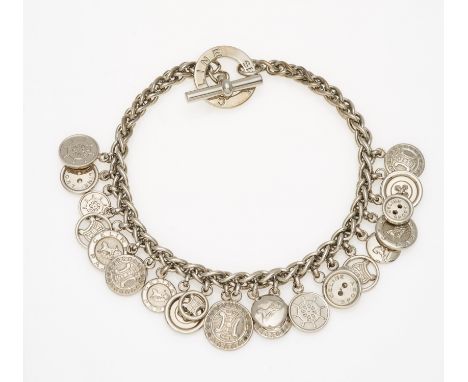 CELINE. Collier. Frankreich. 1986. Silbernes Metall. Gesamtgewicht: ca. 241,5 g. Länge 37,0 cm. Anhänger in Form von Knöpfen 
