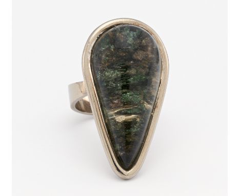 LODOLITE-RING. England. 750/- Weißgold, Punze, Gesamtgewicht: ca. 23,0 g. EU-RM: 56. 1 tropfenförmiges Element, wohl Lodolith