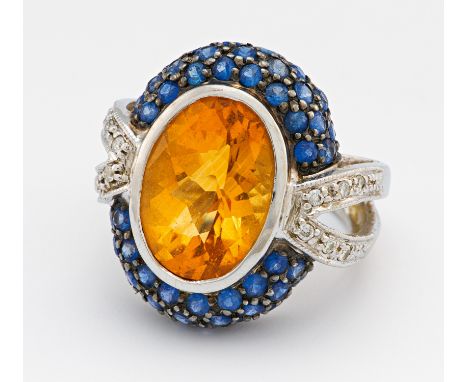 FARBSTEIN-RING. 585/- Weißgold, Punze, Gesamtgewicht: ca. 7,5 g. EU-RM: 50. 12 kleine Brillanten. Ca. 50 kleine Saphire, 1 ov
