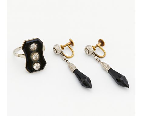 ONYX-DIAMANT-SET: RING UND OHRSCHRAUBEN. Platin, 585/- Gelbgold, getestet, Gesamtgewicht: ca. 9,5 g. EU-RM: 53. Länge Ohrschr