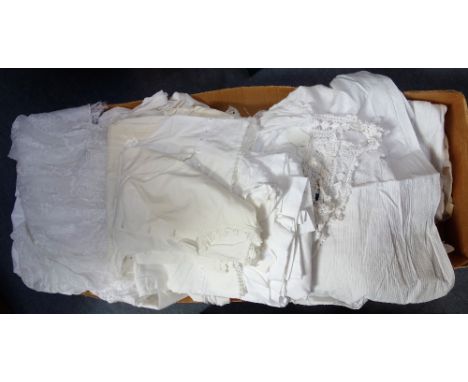 A LARGE COLLECTION OF VINTAGE LINENS INCLUDING NIGHT SHIRTS