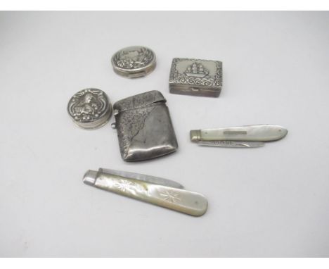 Geo.V hallmarked Sterling silver vesta case by Thomas &amp; Marshall, Birmingham 1917, three small silver pillboxes marked 92