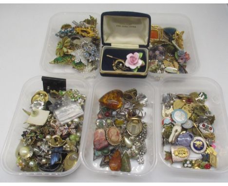 9ct yellow gold brooch set with single pearl, stamped 375, 2.7g, and a collection of vintage and modern costume jewellery inc