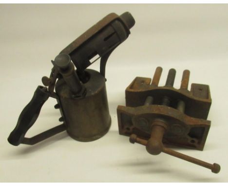 Record no.50 bench vice and vintage brass blow lamp with bakelite handle, H21.5cm 