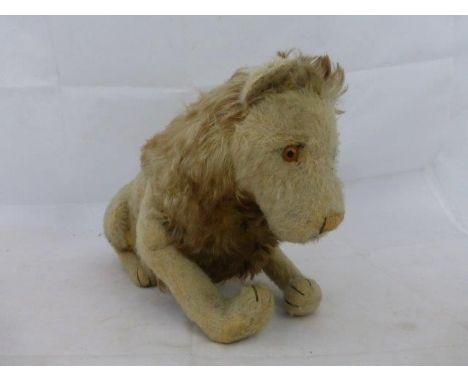 An early Steiff lion, with button to the ear.