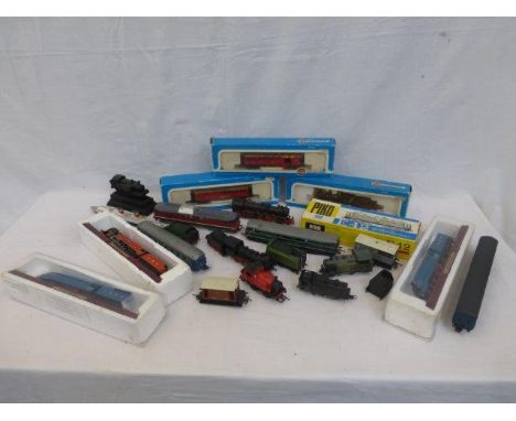 An assortment of Airfix 5 H0 scale Railway Systems Locomotives with Tender and Carriages, Triang 00 gauge, Lima, etc.