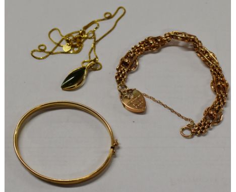 9 CARAT GOLD BRACELET, 9 CARAT GOLD CHAIN WITH DRESS STONE PENDANT &amp; UNMARKED GOLD BANGLE - APPROXIMATE COMBINED WEIGHT =