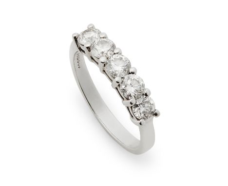 Set with five uniform round brilliant-cut diamonds, total diamond weight approx. 1.00ct, ring size N 1/2.Weight approx. 5.2g.