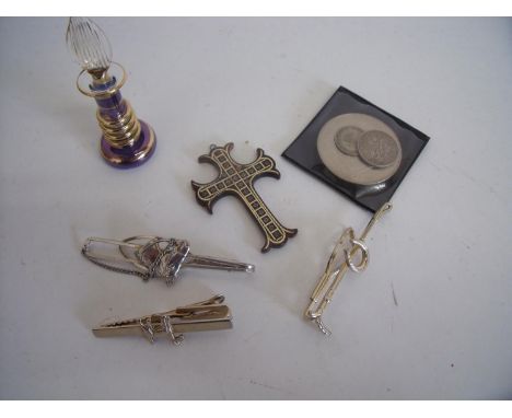 Tortoiseshell and yellow metal crucifix, tie clip with dog figure, another of hunting crop and horse shoe, Mirano style glass