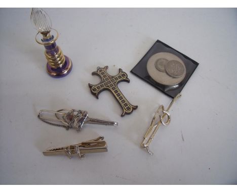 Tortoiseshell and yellow metal crucifix, tie clip with dog figure, another of hunting crop and horse shoe, Mirano style glass