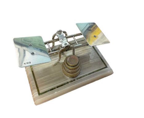 Set of George V silver letter / postal scales, on an onyx base inlaid with malachite, together with a set of four weights, (L