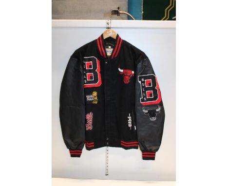 A Chicago bulls jacket size M 