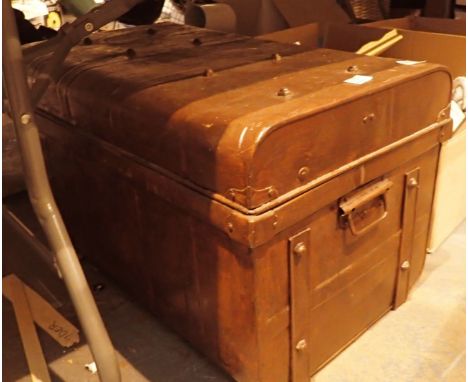 Metal travel trunk 