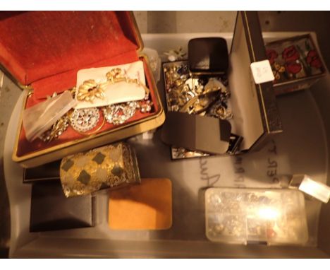 Tray of vintage jewellery boxs caskets earings etc