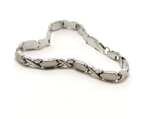 9ct marked white gold bracelet with matt finish - 18cm &amp; 4.2g
