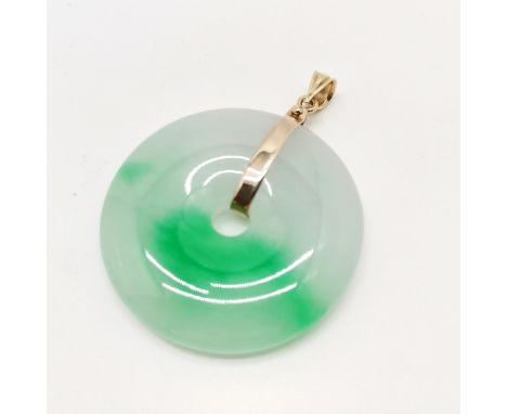 Chinese 14ct gold mounted jade bi pendant - 3.4cm diameter &amp; 17.1g total weight