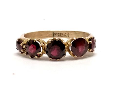 Antique 9ct hallmarked gold 5 stone garnet set ring - size P &amp; 2.3g total weight