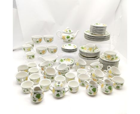 Villeroy & Boch Geranium qty of dinner and tea ware inc 7 dinner plates (signs of use), 3 cream jugs, teapot, 12 ramekins, 12