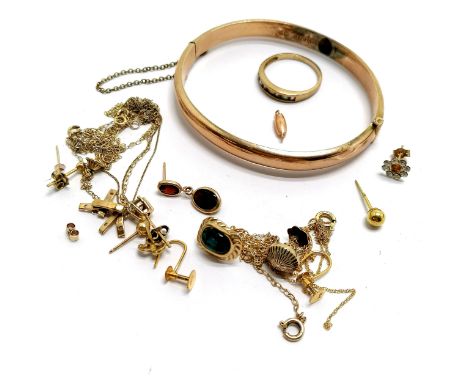 Small qty of scrap gold jewellery inc stone set &amp; bangle with solder repairs - 19.5g total weight - SOLD ON BEHALF OF THE