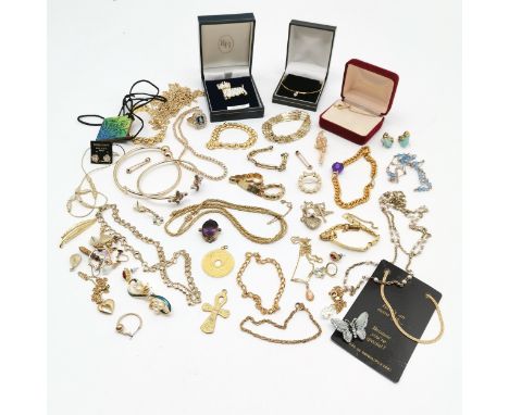 Qty of mostly gold tone jewellery inc 1952 East Africa 10c coin, some antique, boxed Scottie dog brooch etc - SOLD ON BEHALF 
