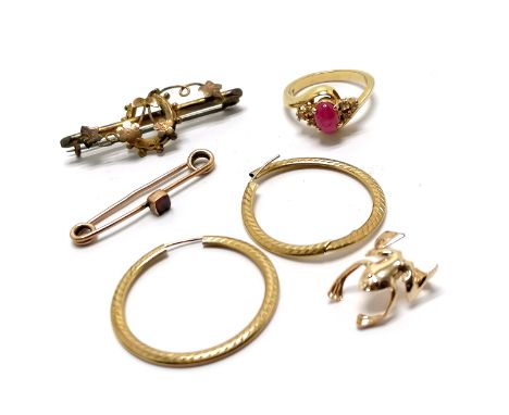Small qty of jewellery - ring set with star ruby (size M), 2 x antique gold bar brooches (garnet set is unmarked), pair of un