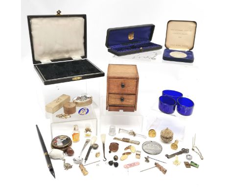 Qty of oddments inc 2 x miners lamp tiepins, Indian makeup pot, coin ring etc
