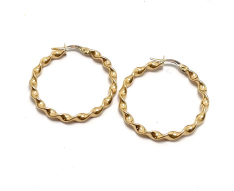 9ct marked gold spiral twist hoop earrings - 2.8cm & 1.3g ~ 1 earring has manufacture fault / hole