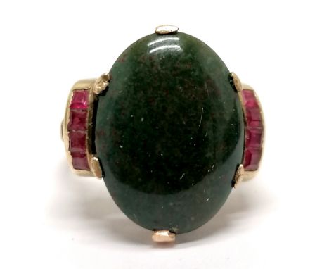 Unmarked gold Art Deco bloodstone &amp; ruby set ring - size M &amp; 5.5g total weight