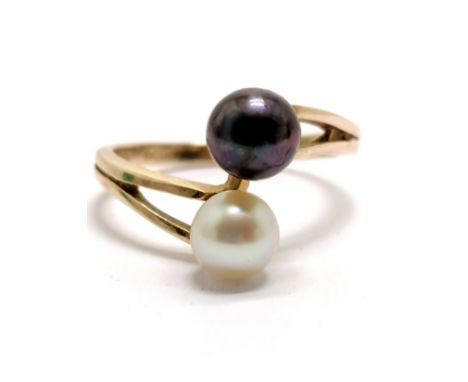 9ct hallmarked gold white / black pearl crossover ring - size N½ &amp; 2.6g total weight