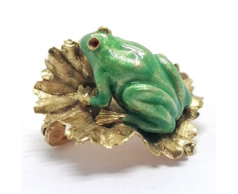 18ct marked gold novelty enamel frog on lilypad brooch - 2.4cm across &amp; 6g total weight ~ slight losses to enamel &amp; m