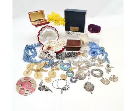Qty of jewellery inc silver celtic pennanular brooch (5.5cm), 3 silver brooches (inc lizard), silver mother of pearl pendant,