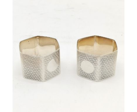1935 Art Deco silver pair of hexaginal napkin rings with engine turned detail - 62g