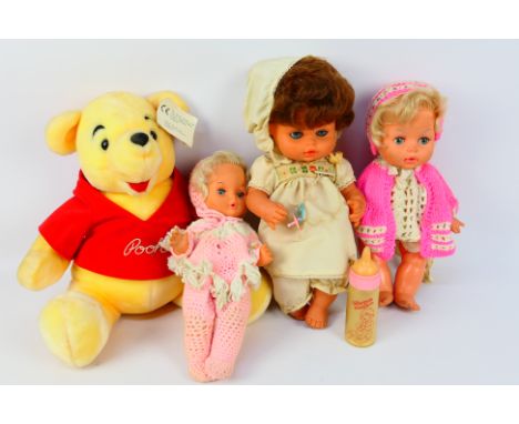 Palitoy - Vicma - Disney - A pair or unboxed Palitoy dolls in knitted clothing. These items have tilting eyes that work and f