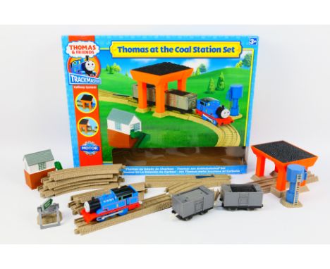 Tomy - A boxed Thomas at the Coal Station set - Set comes with track, Thomas The Tank Engine train, building accessory, and s