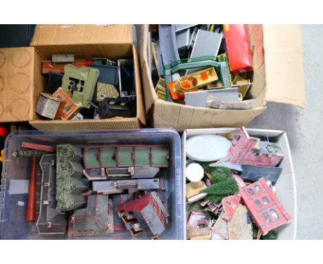 Hornby - Triang - Others - An unboxed miscellany of mainly OO gauge scenic accessories in a range of materials such as diecas